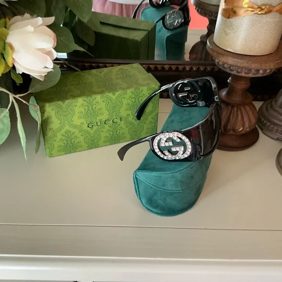 Gucci Women's Black and Green Tortoise Sunnies - Picture 1 of 9